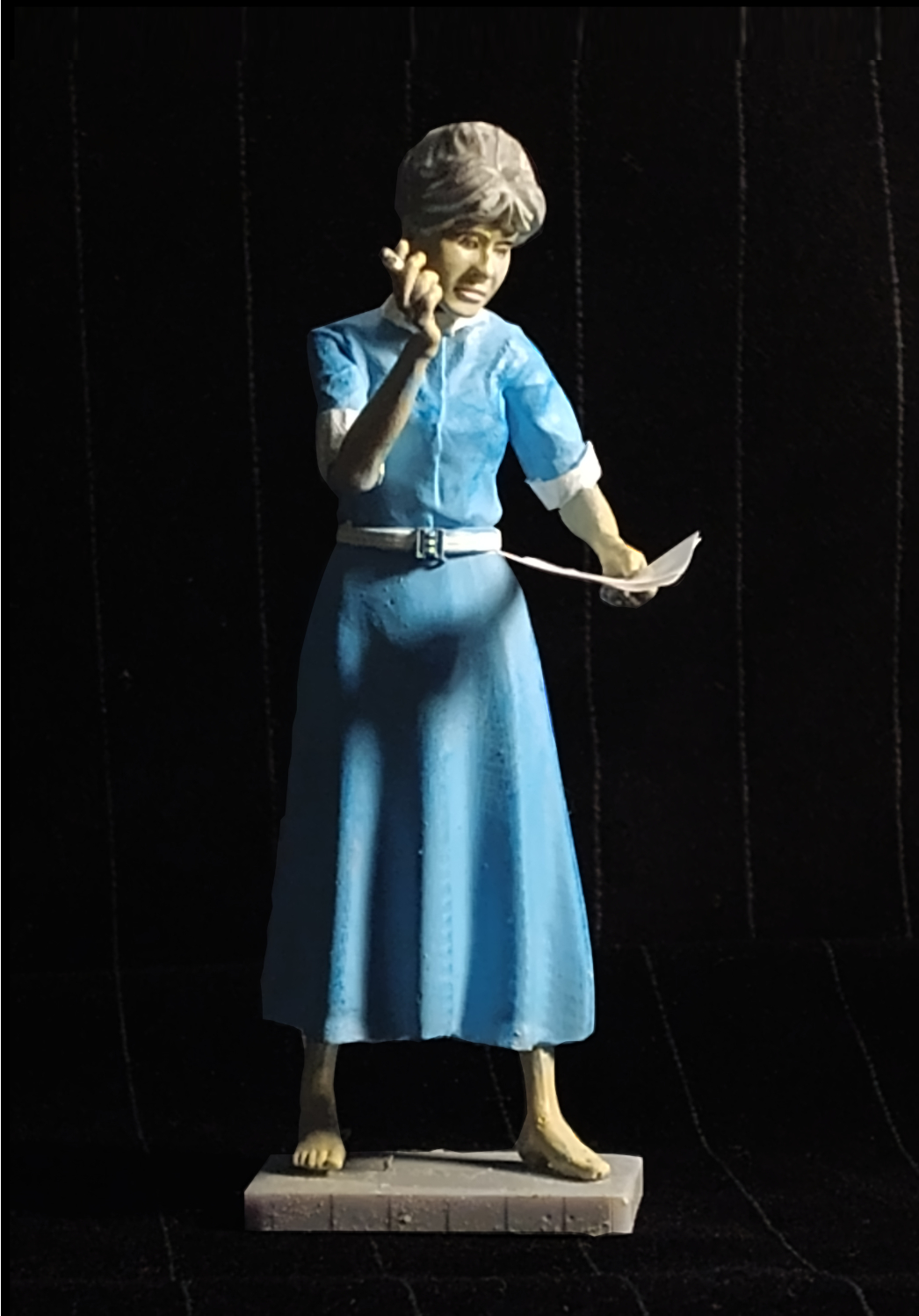 Figurine Anne Hébert — La relecture (image pour) Figurine Anne Hébert — La relecture